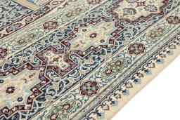 Central medallion detail of New Nain 6La with Silk rug from Iran / Persia
