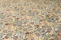 Central medallion detail of New Nain 6La with Silk rug from Iran / Persia
