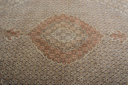 Central medallion detail of New Tabriz 50/60/70 Raj rug from Iran / Persia