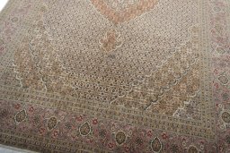 Close-up detail of New Tabriz 50/60/70 Raj rug from Iran / Persia showing Cork weave