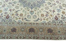Corner detail of New Tabriz 50/60/70 Raj rug showing border pattern and Cork pile