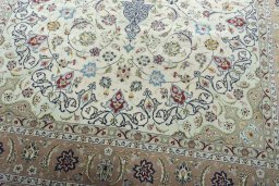 Close-up detail of New Tabriz 50/60/70 Raj rug from Iran / Persia showing Cork weave