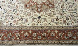Close-up detail of New Tabriz 50/60/70 Raj rug from Iran / Persia showing Cork weave