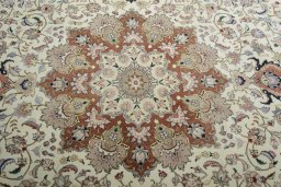 Central medallion detail of New Tabriz 50/60/70 Raj rug from Iran / Persia