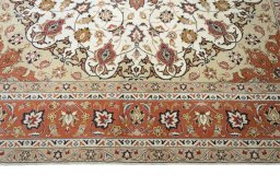 Corner detail of New Tabriz 50/60/70 Raj rug showing border pattern and Cork pile