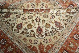 Close-up detail of New Tabriz 50/60/70 Raj rug from Iran / Persia showing Cork weave