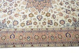 Close-up detail of New Tabriz 50/60/70 Raj rug from Iran / Persia showing Cork weave