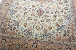 Close-up detail of New Tabriz 50/60/70 Raj rug from Iran / Persia showing Cork weave