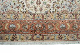Corner detail of New Tabriz 50/60/70 Raj rug showing border pattern and Cork pile