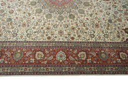 Close-up detail of New Tabriz 50/60/70 Raj rug from Iran / Persia showing Cork weave