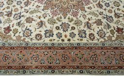 Corner detail of New Tabriz 50/60/70 Raj rug showing border pattern and Cork pile