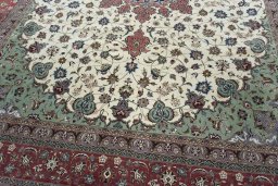 Close-up detail of New Tabriz 50/60/70 Raj rug from Iran / Persia showing Cork weave