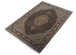 Corner detail of New Tabriz 50/60/70 Raj rug showing border pattern and Cork pile