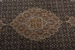 Central medallion detail of New Tabriz 50/60/70 Raj rug from Iran / Persia