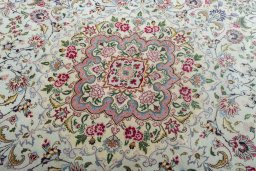 Central medallion detail of New Tabriz 50/60/70 Raj rug from Iran / Persia