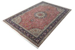 Corner detail of New Tabriz 50/60/70 Raj rug showing border pattern and Cork pile