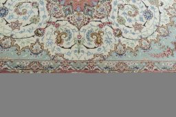 Corner detail of New Tabriz 50/60/70 Raj rug showing border pattern and Cork pile