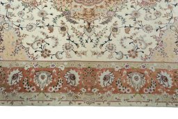 Corner detail of New Tabriz 50/60/70 Raj rug showing border pattern and Cork pile
