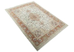 Close-up detail of New Tabriz 50/60/70 Raj rug from Iran / Persia showing Cork weave