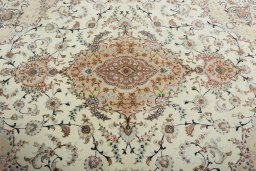 Central medallion detail of New Tabriz 50/60/70 Raj rug from Iran / Persia