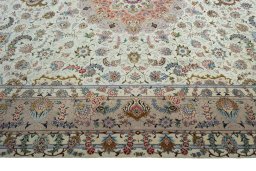 Corner detail of New Tabriz 50/60/70 Raj rug showing border pattern and Cork pile