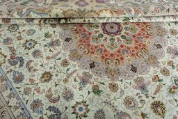 Close-up detail of New Tabriz 50/60/70 Raj rug from Iran / Persia showing Cork weave