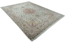 Close-up detail of New Tabriz 50/60/70 Raj rug from Iran / Persia showing Cork weave