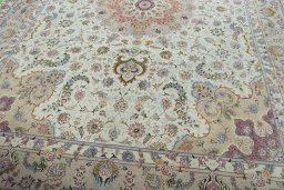 Close-up detail of New Tabriz 50/60/70 Raj rug from Iran / Persia showing Cork weave