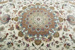 Central medallion detail of 2000s Tabriz 50/60/70 Raj rug from Iran / Persia