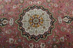 Central medallion detail of 2000s Tabriz 50/60/70 Raj rug from Iran / Persia