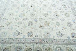 Central medallion detail of 2000s Tabriz 50/60/70 Raj rug from Iran / Persia