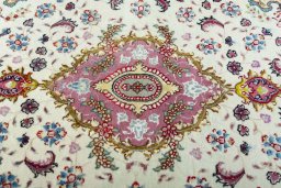 Central medallion detail of 2000s Tabriz 50/60/70 Raj rug from Iran / Persia