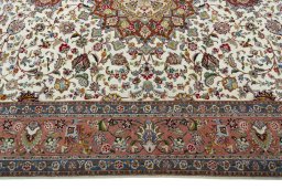 Corner detail of New Tabriz 50/60/70 Raj rug showing border pattern and Cork pile