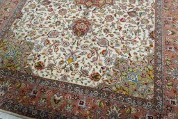 Close-up detail of New Tabriz 50/60/70 Raj rug from Iran / Persia showing Cork weave
