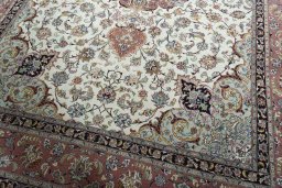 Close-up detail of New Tabriz 50/60/70 Raj rug from Iran / Persia showing Cork weave