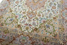 Close-up detail of New Tabriz 50/60/70 Raj rug from Iran / Persia showing Cork weave