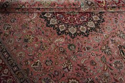 Close-up detail of New Tabriz 50/60/70 Raj rug from Iran / Persia showing Cork weave