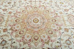 Central medallion detail of New Tabriz 50/60/70 Raj rug from Iran / Persia