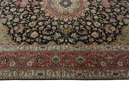 Corner detail of New Tabriz 50/60/70 Raj rug showing border pattern and Cork pile