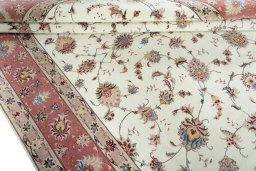 Close-up detail of New Tabriz 50/60/70 Raj rug from Iran / Persia showing Cork weave