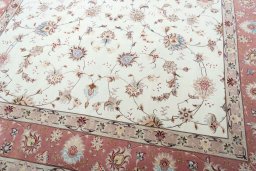 Close-up detail of New Tabriz 50/60/70 Raj rug from Iran / Persia showing Cork weave