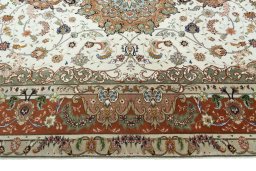 Corner detail of New Tabriz 50/60/70 Raj rug showing border pattern and Cork pile