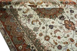 Close-up detail of New Tabriz 50/60/70 Raj rug from Iran / Persia showing Cork weave