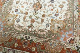 Close-up detail of New Tabriz 50/60/70 Raj rug from Iran / Persia showing Cork weave