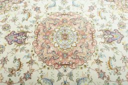 Central medallion detail of 2000s Tabriz 50/60/70 Raj rug from Iran / Persia