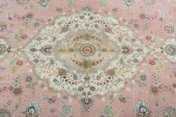 Central medallion detail of 2000s Tabriz 50/60/70 Raj rug from Iran / Persia