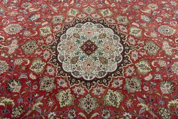 Central medallion detail of 2000s Tabriz 50/60/70 Raj rug from Iran / Persia