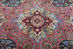 Central medallion detail of 2000s Tabriz 50/60/70 Raj rug from Iran / Persia