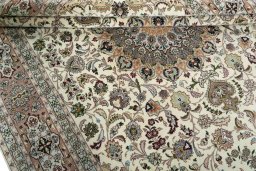 Close-up detail of 2000s Tabriz 50/60/70 Raj rug from Iran / Persia showing Cork weave