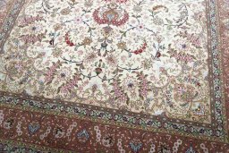 Close-up detail of 2000s Tabriz 50/60/70 Raj rug from Iran / Persia showing Cork weave